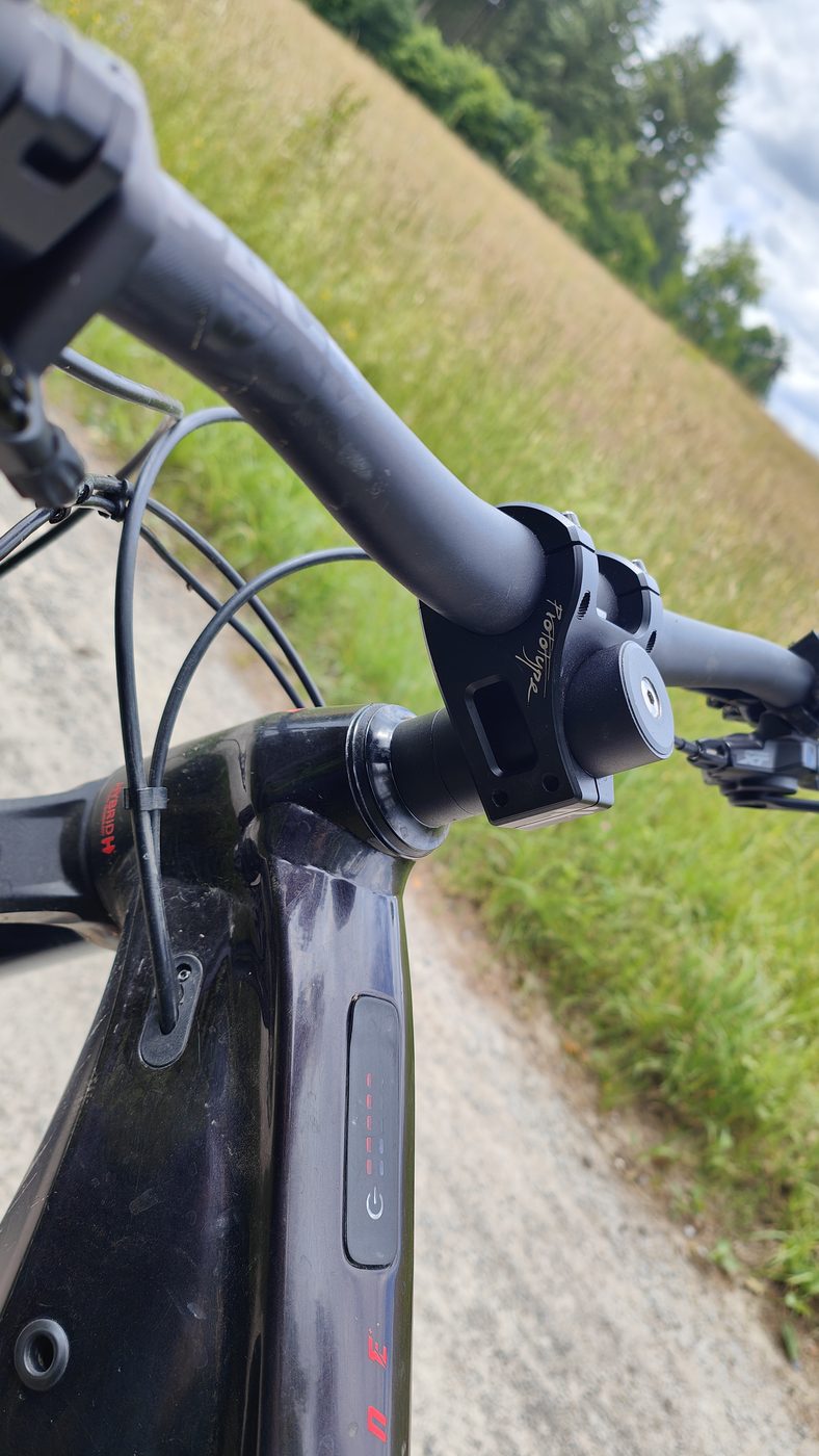 Cockpit-Ansicht des MTB-Vorbaus auf dem Trail