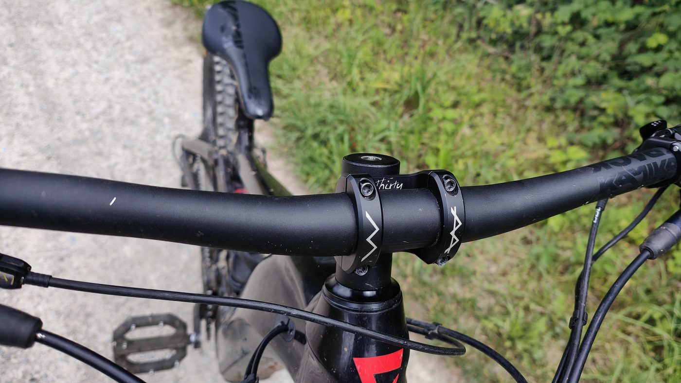 MTB Vorbau von oben mit thirty-Gravur und Zackenmuster